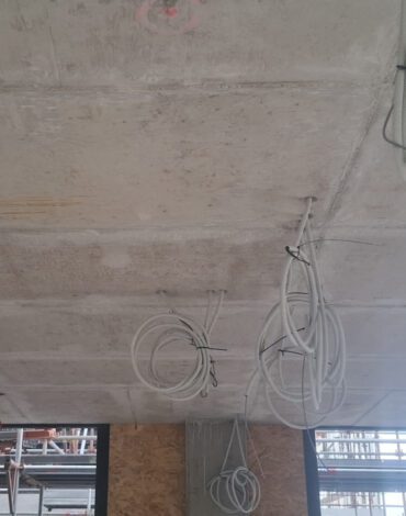 Zichtbare stortnaden en ruwe betonovergangen in plafond van nieuwbouw Alrijne
