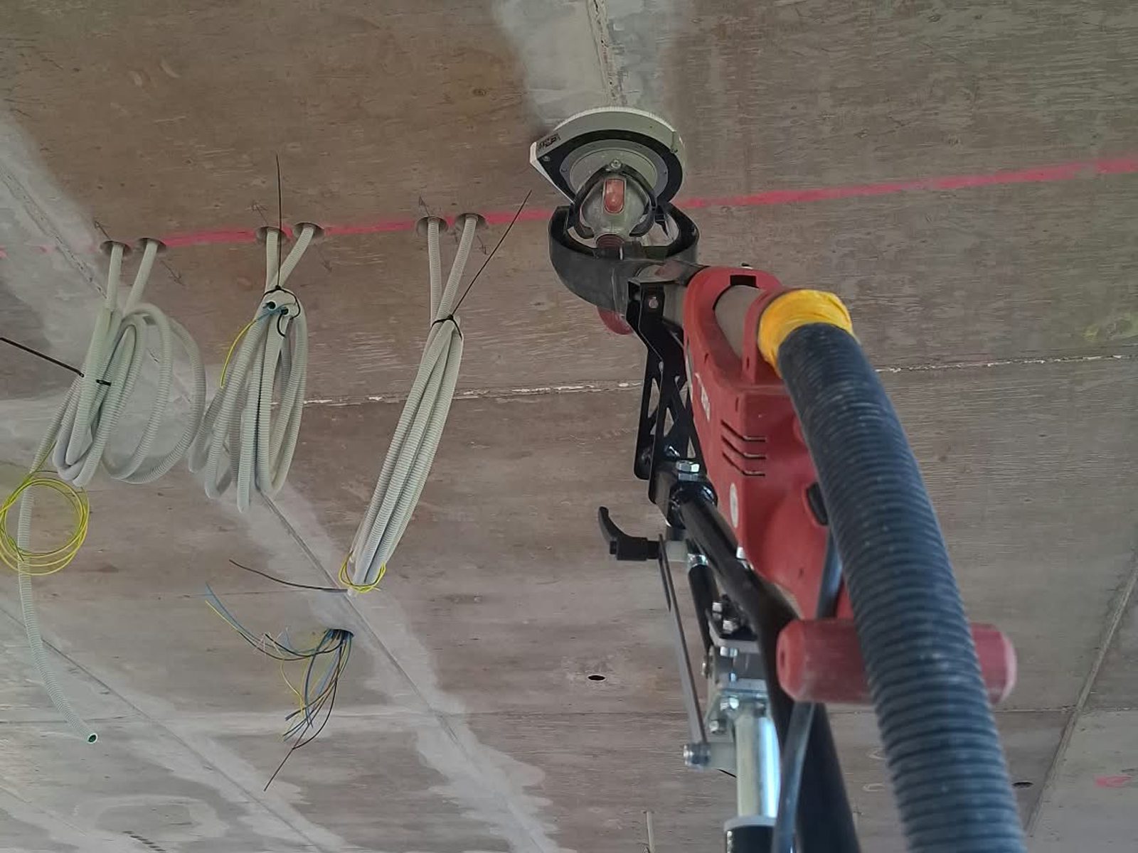 FLEX Giraffe schuurt ruwe stortnaden in het betonplafond bij Alrijne Leiderdorp